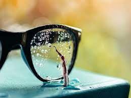 چگونه از ترک خوردن لنز عینک جلوگیری کنیم؟